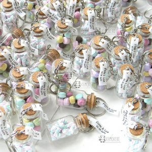 Bomboniere bottigliette vetro matrimonio - comunione - cresima, macaron marshmallow, personalizzate in fimo