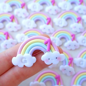 Bomboniere magnete fatte a mano artigianali, arcobaleno arcobaleni kawaii nuvoletta numero 1, nascita bambina bambino- battesimo - comunione - compleanno - personalizzate con iniziale in fimo