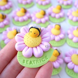 Bomboniere magnete fatte a mano artigianali, fiore e ape, margherita, apetta kawaii, nascita bambina bambino- battesimo - comunione - compleanno - personalizzate con nome in fimo