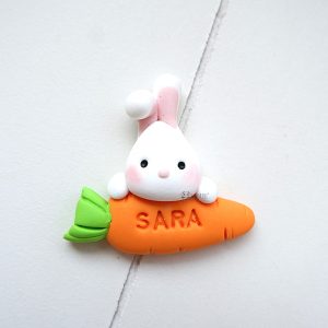 Bomboniere artigianali originali fatte a mano, animaletti coniglio coniglietto kawaii con carota, personalizzate con nome in fimo, nascita bambino bambina - battesimo - comunione - compleanno