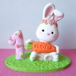 cake topper personalizzato in fimo fatto a mano artigianale, coniglio coniglietta carota kawaii animali, tema pasqua, primo compleanno - nascita - battesimo statuina torta
