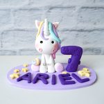 cake topper personalizzato in fimo fatto a mano artigianale, unicorno rainbow kawaii animali magia, compleanno - nascita - battesimo statuina torta