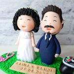 cake topper originale elegante personalizzato in fimo fatto a mano artigianale - idee matrimonio a tema, nozze - sposi sposo sposa - medico, casco - statuine torta