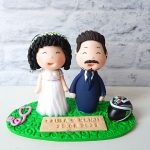 cake topper originale elegante personalizzato in fimo fatto a mano artigianale - idee matrimonio a tema, nozze - sposi sposo sposa - medico, casco - statuine torta