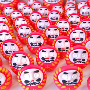 Bomboniere fatte a mano artigianali, daruma cartoon kawaii, portafortuna giapponesi, statuine personalizzate matrimonio tema giappone, simbolo desideri - fortuna, personalizzate in fimo