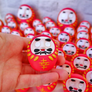 Bomboniere fatte a mano artigianali, daruma cartoon kawaii, portafortuna giapponesi, statuine personalizzate matrimonio tema giappone, simbolo desideri - fortuna, personalizzate in fimo