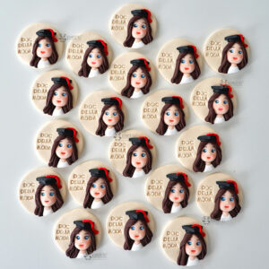 Bomboniere artigianali originali fatte a mano, bomboniere caricatura cartoon kawaii, viso laureanda laureando, personalizzate in fimo con nome, laurea design della moda - moda e industrie creative