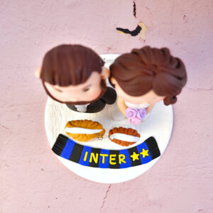 cake topper nuziale originale elegante personalizzato in fimo fatto a mano artigianale - idea matrimonio squadra calcio inter - sposi sposo sposa bambine figli figlie - statuine torta