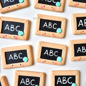 Bomboniere laurea artigianali originali fatte a mano, lavagna lavagne scuola sorriso cartoon kawaii, personalizzate in fimo, portachiavi fatto a mano, laurea scienze della formazione - lettere