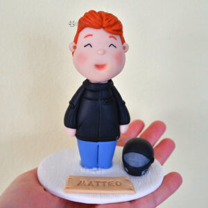 cake topper originale elegante personalizzato in fimo fatto a mano artigianale - idea compleanno 18 anni, diciottesimo - personalizzato con nome e casco - statuina torta