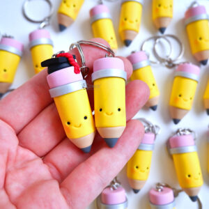 Bomboniere laurea artigianali originali fatte a mano, matita matite sorriso cartoon kawaii, personalizzate in fimo, portachiavi fatto a mano, laurea scienze della formazione - lettere