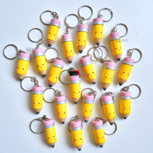 Bomboniere laurea artigianali originali fatte a mano, matita matite sorriso cartoon kawaii, personalizzate in fimo, portachiavi fatto a mano, laurea scienze della formazione - lettere