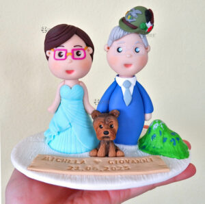 cake topper nuziale originale elegante personalizzato in fimo fatto a mano artigianale - idee matrimonio famiglia, nozze - sposi sposo sposa cane - matrimonio alpino montagna - statuine torta