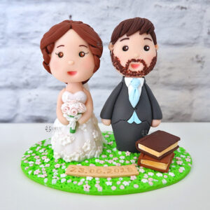 cake topper nuziale originale elegante personalizzato in fimo fatto a mano artigianale - idee matrimonio famiglia, nozze - sposi sposo sposa - matrimonio bouquet tema libri antichi - statuine torta